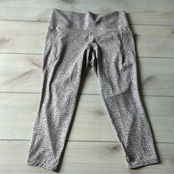 Athleta Pants - Athleta Salutation Stash High Rise Capri Athletic Activewear Leggings